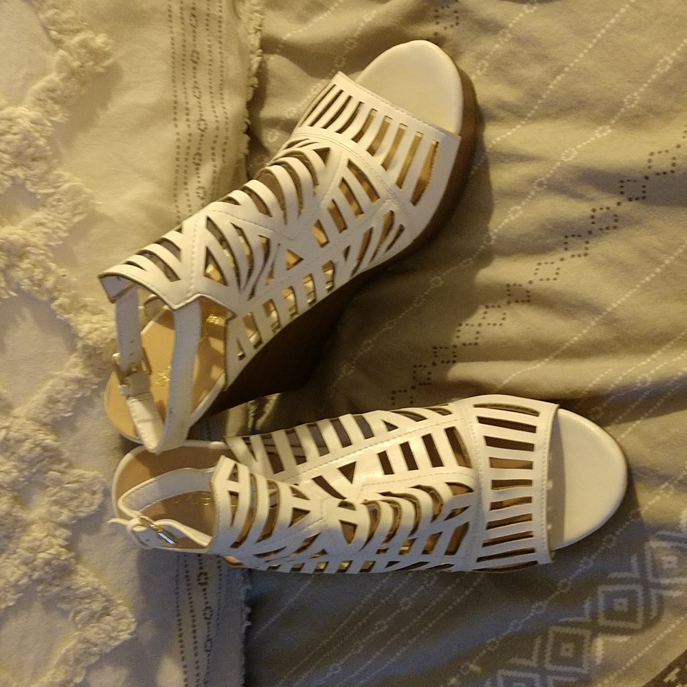 Shoedazzle white lattice wedge size 10